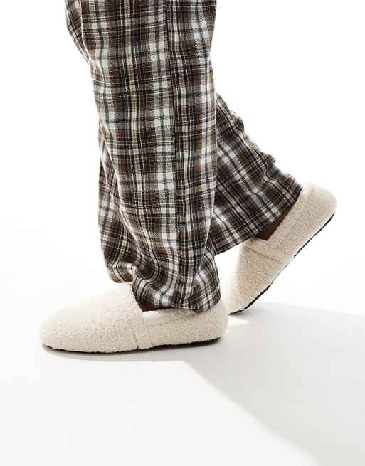 DESIGN Slippers In Cream Borg