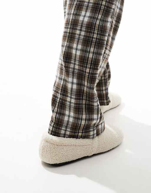DESIGN Slippers In Cream Borg