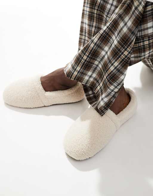 DESIGN Slippers In Cream Borg