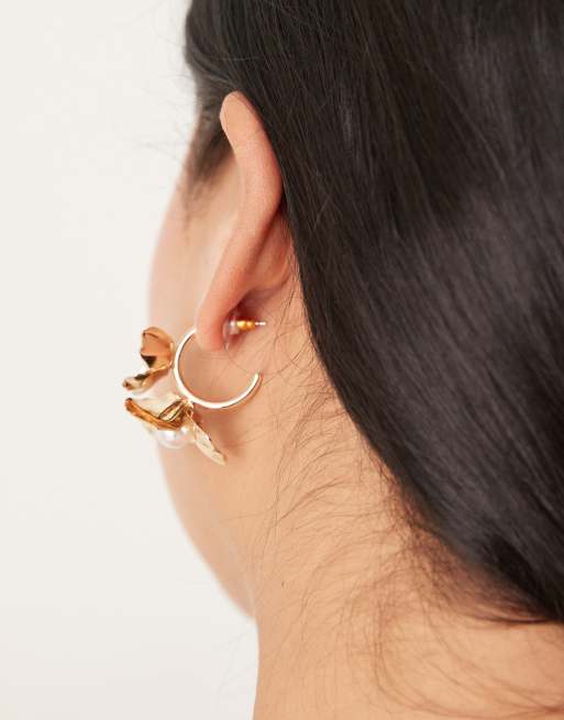 DESIGN Small Hoop Earrings With Faux Pearls And Flowers In Gold Tone
