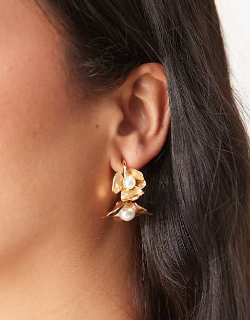 DESIGN small hoop earrings with faux pearls and flowers in gold tone