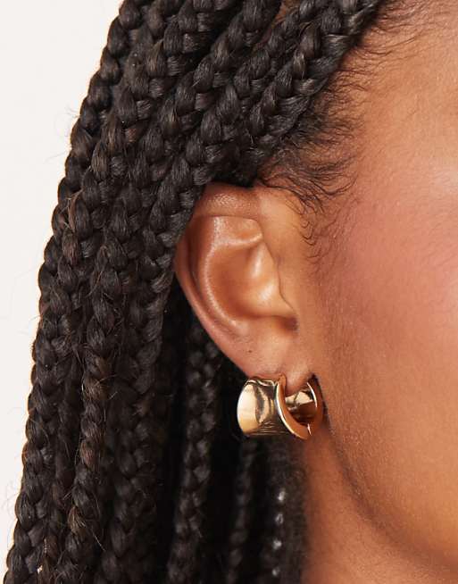 DESIGN small hoops with wide chunky design in gold tone