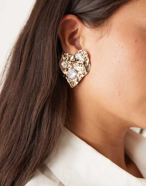 DESIGN Statement Heart Stud Earrings With Faux Pearl Detail In Gold Tone