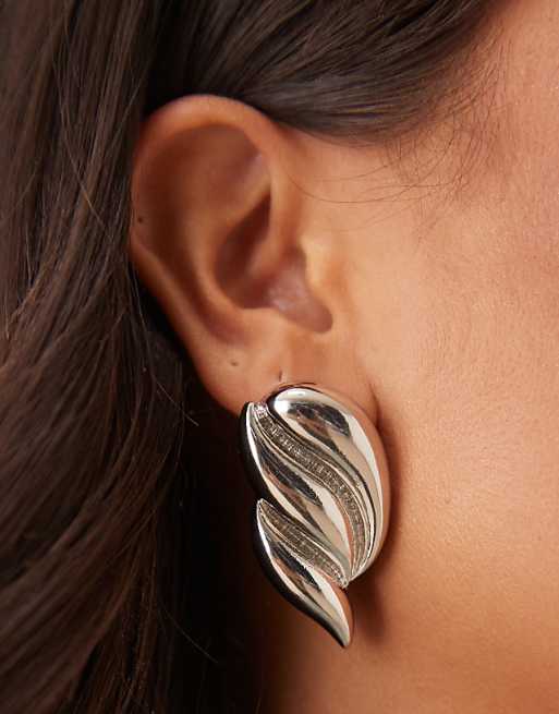 DESIGN stud earring with sculptural design in silver