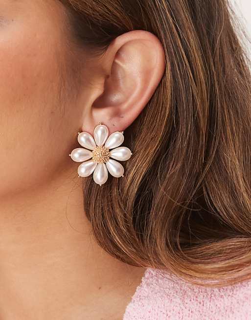 DESIGN stud earrings in faux pearl flowers design
