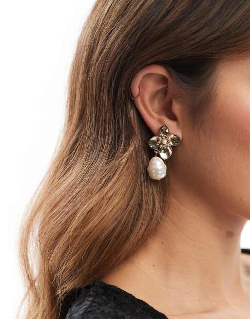 DESIGN Stud Earrings In Flower Design With Pearl In Gold Tone