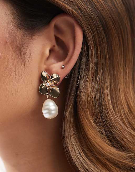DESIGN stud earrings in flower design with pearl in gold tone