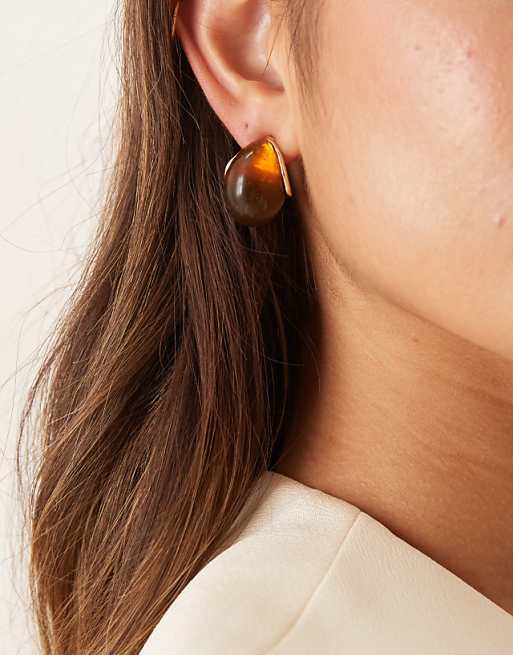 DESIGN stud earrings with burgundy resin in gold tone