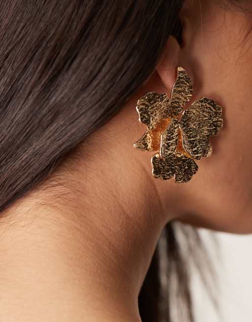DESIGN Stud Earrings With Hammered Floral Detail In Gold Tone