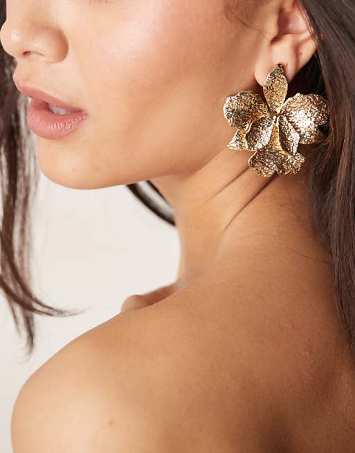 DESIGN stud earrings with hammered floral detail in gold tone