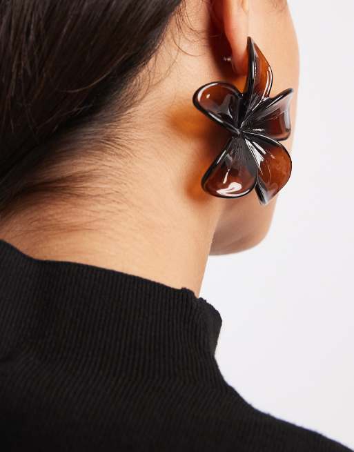 DESIGN Stud Earrings With Large Flower Design In Brown Acrylic
