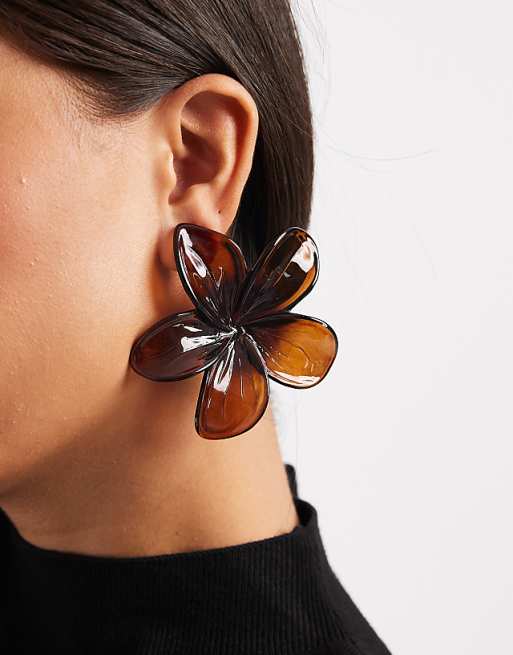 DESIGN stud earrings with large flower design in brown acrylic
