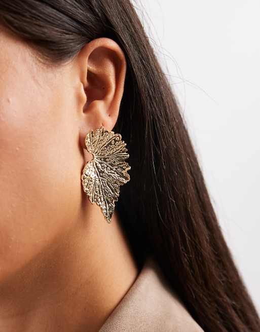 DESIGN stud earrings with leaf design in textured gold tone