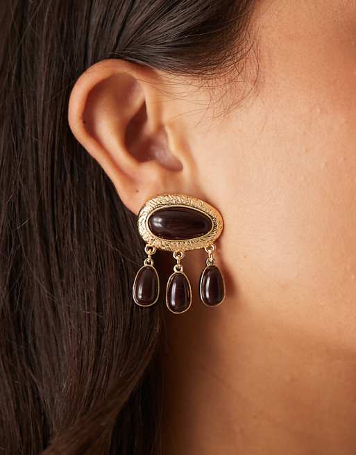 DESIGN stud earrings with molten stone setting and burgundy drops in gold tone