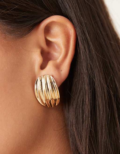DESIGN stud earrings with ribbed effect in gold tone