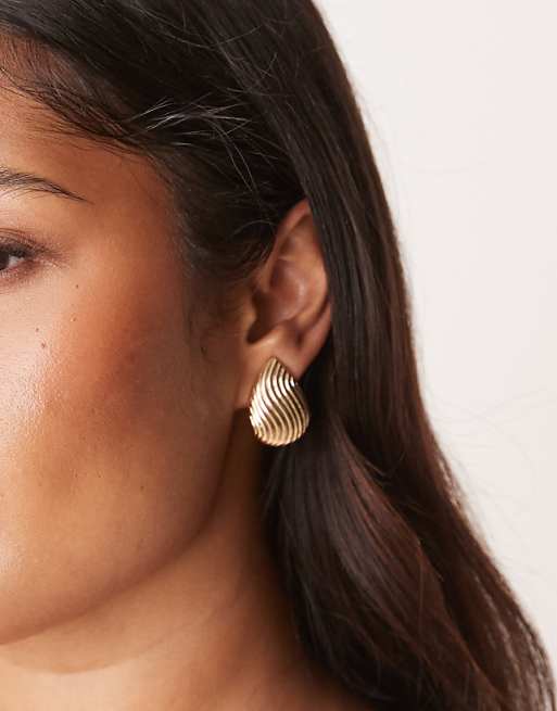 DESIGN stud earrings with ridged design in gold tone