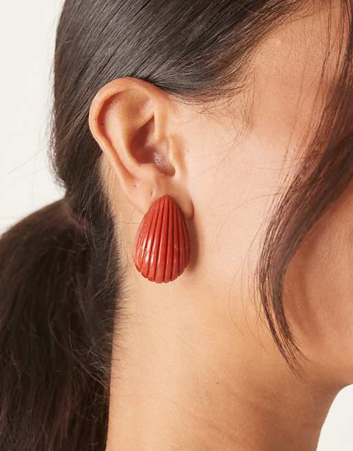 DESIGN stud earrings with ridged teardrop shape in mulberrry