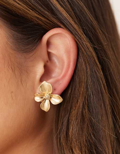 DESIGN stud earrings with small floral design in worn gold tone