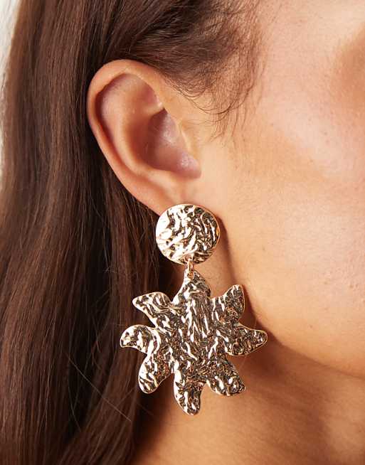 DESIGN stud earrings with star pendant design in hammered gold tone
