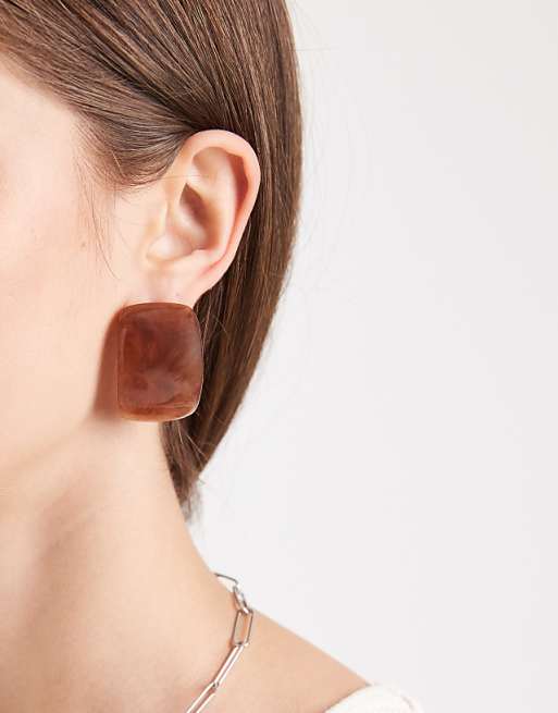 DESIGN studs earrings with oblong design with shiny brown finish