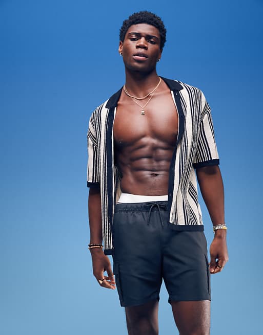DESIGN swim shorts in mid length with cargo pockets in black