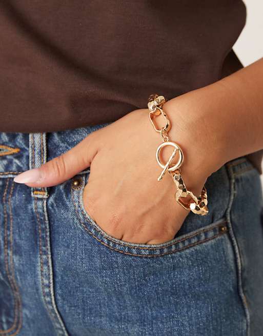 DESIGN t-bar bracelet with textured chain links in gold tone