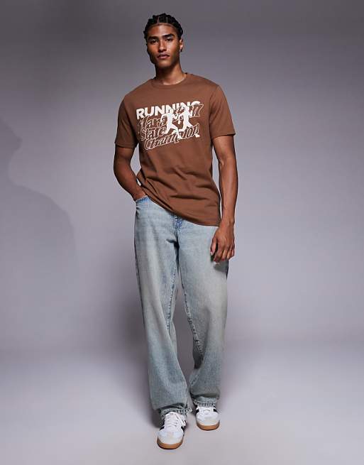 DESIGN T-shirt With Sports Graphic In Brown