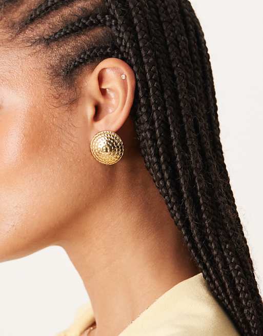 DESIGN waterproof stainless steel round stud earrings with textured finish in gold tone