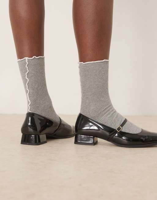 DESIGN Wavy Stitched Detail Socks In Light Grey And White
