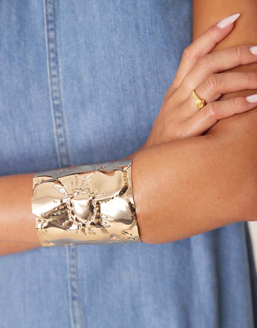 DESIGN wide cuff bracelet with floral design in gold tone