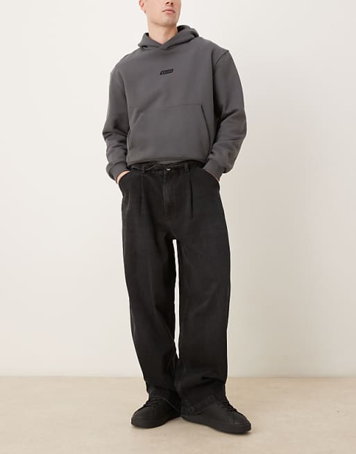 DESIGN wide leg jeans in black with pleats and belt