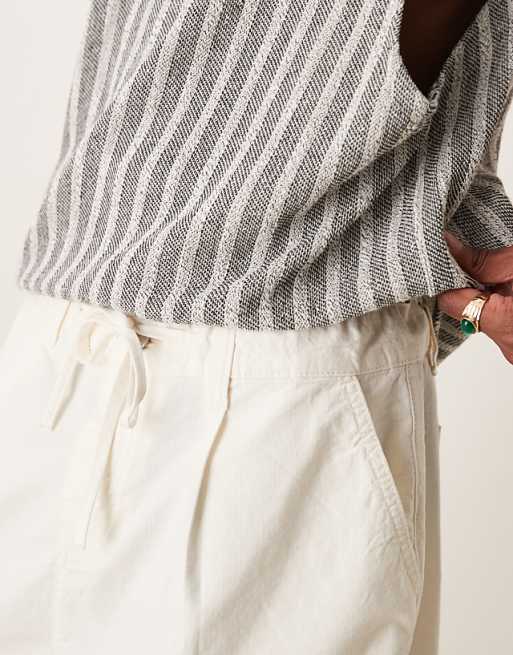 DESIGN Wide Shorter Length Pleated Shorts With Drawstring In White
