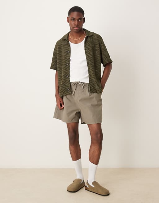 DESIGN wide shorter length shorts in khaki with pleats and drawstring