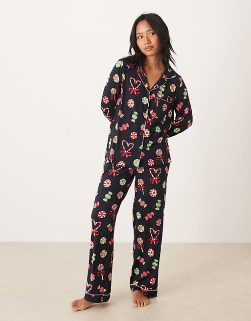 Chelsea Peers Petite poly long sleeve revere pyjama set in Christmas candy print