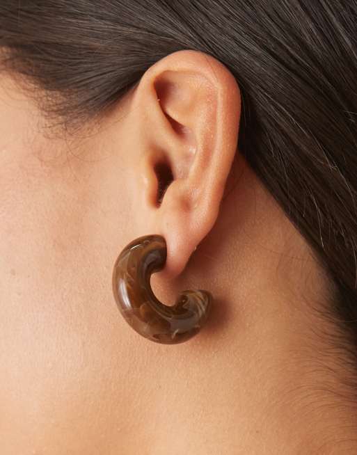 DesignB London Chunky Resin Hoop Earrings In Brown