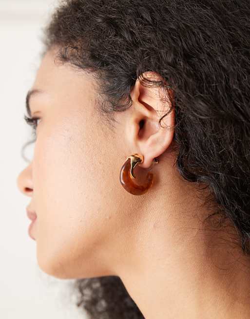 DesignB London chunky resin hoop earrings in brown and molten gold