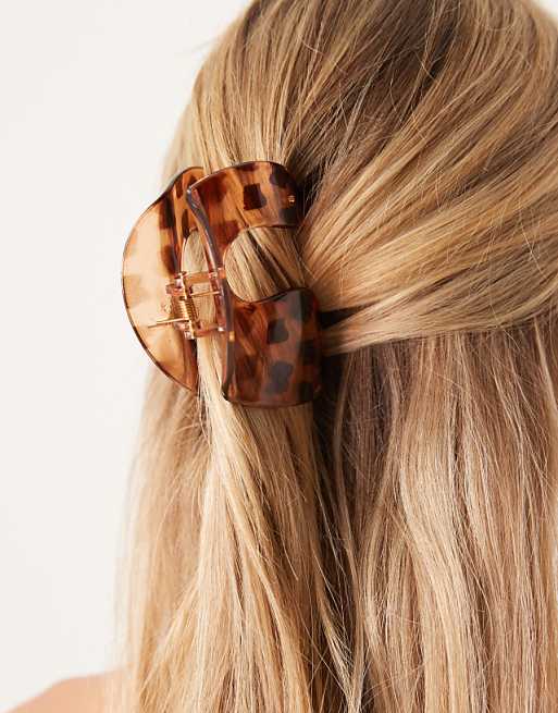DesignB London curved hair claw clip in brown animal print