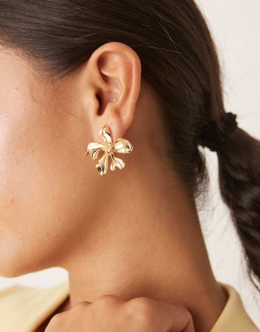 DesignB London Flower Stud Earrings In Gold