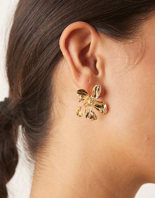 DesignB London flower stud earrings in gold