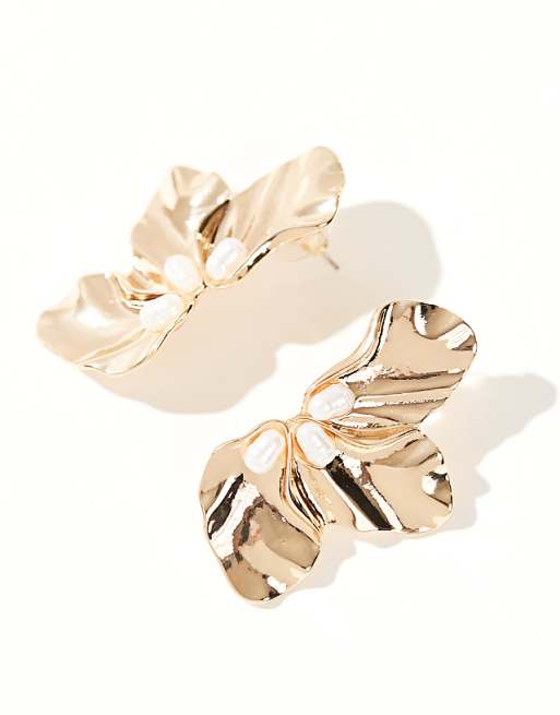 DesignB London Flower Stud Earrings With Pearl Detail In Gold