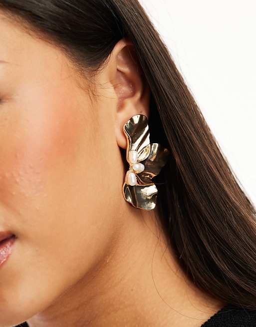 DesignB London flower stud earrings with pearl detail in gold