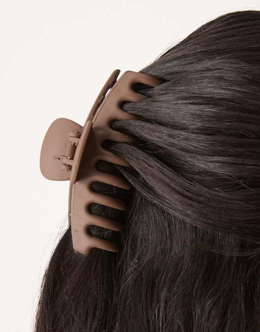 DesignB London Hair Claw In Dark Brown