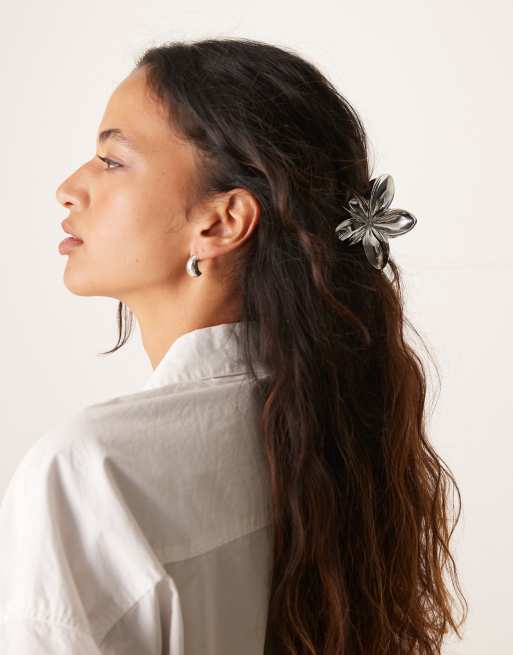 DesignB London Hawaiian Flower Hair Clip In Silver