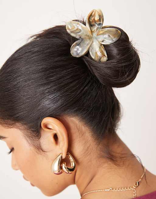 DesignB London hawaiian hair claw in neutral marble