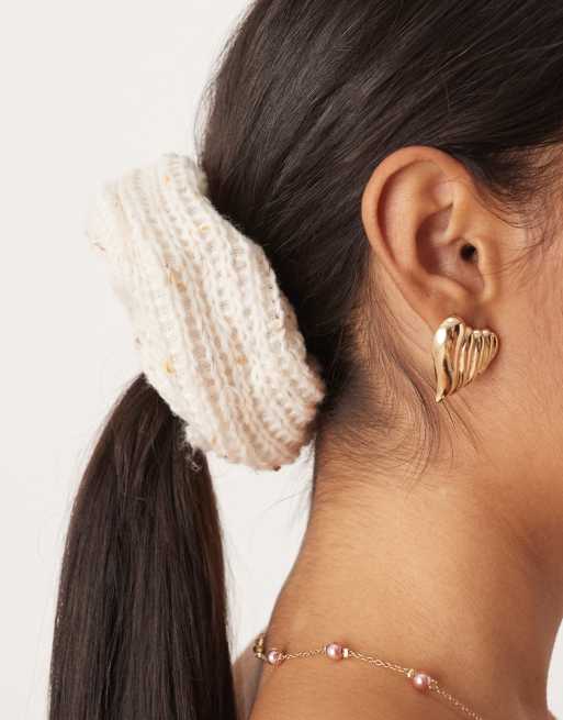 DesignB London Knitted Hair Scrunchie In Cream