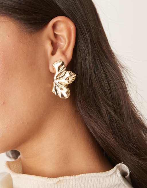 DesignB London Molten Flower Petal Stud Earrings In Gold