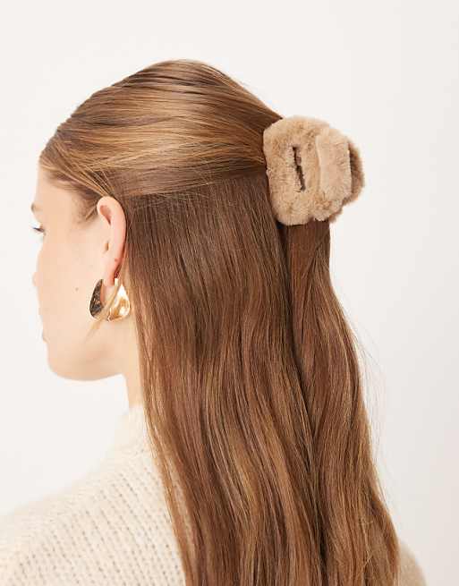 DesignB London small faux fur hair claw clip in brown