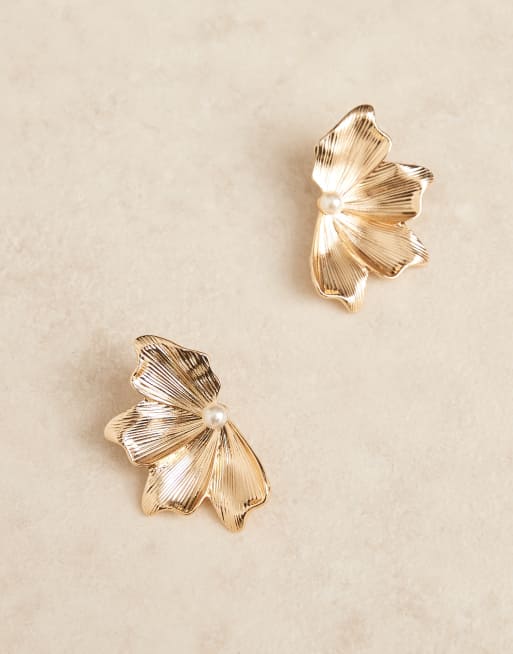 DesignB London Statement Pearl Flower Earrings In Gold