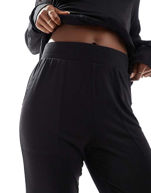 DKNY Fits The Vibe Long Sleeve Top & Jogger Sleep Set In Black