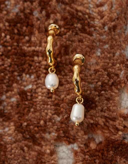 En Route 18k Gold Plated Essential Huggie Hoop Earrings With Faux Pearl Pendant